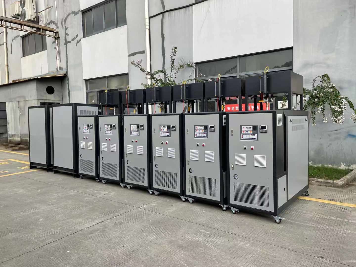 熱媒電加熱導(dǎo)熱油爐具有低壓、高溫的特性,是一種新型環(huán)保工業(yè)爐。
